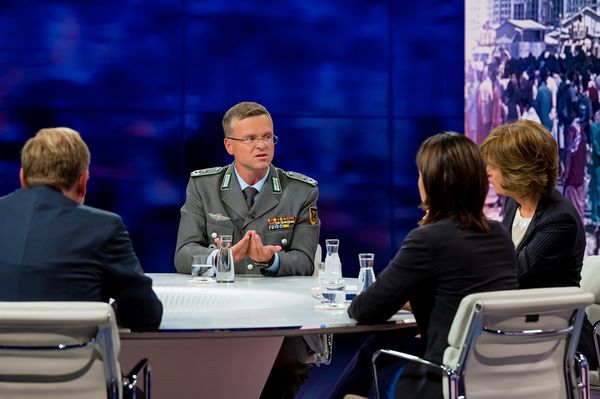Oberstleutnant André Wüstner kritisierte, dass die lange vorliegenden militärischen Pläne zur Evakuierung viel zu spät umgesetzt wurden - doch die Entscheidung, wann evakuiert wird, sei eine politische Frage. Foto: ZDF/Svea Pietschmann