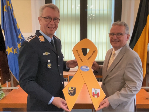 Oberst Bernd Albers und der Magdeburger Bürgermeister Klaus Zimmermann (r.) Foto: DBwV/Kruse