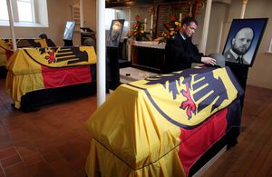 Trauerfeier für die beim Karfreitagsgefecht gefallenen Soldaten: Ein Bundeswehrsoldat legt einen Stahlhelm auf den Sarg von Martin Augustyniak. Foto: picture alliance/dpa/Kai Nietfeld