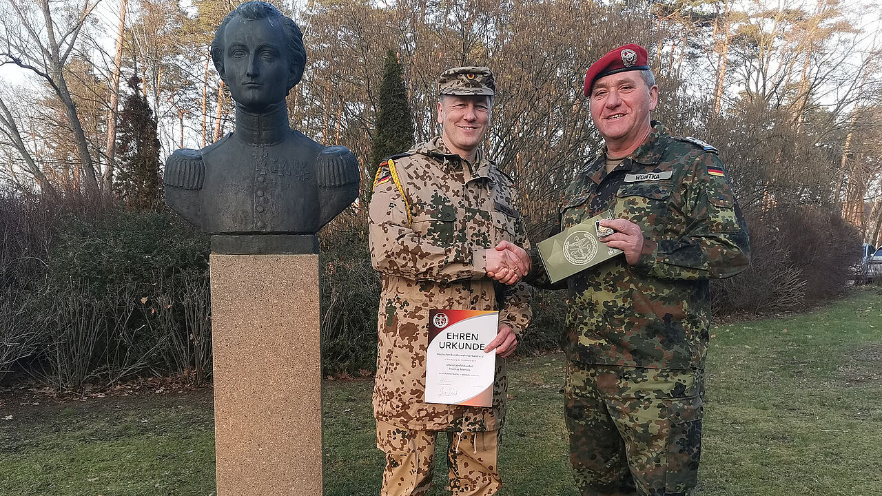 Auf dem Weg in den Einsatz konnte der Vorsitzende der TruKa Clausewitz-Kaserne, Stabsfeldwebel Dirk Wontka (r.), Oberstabsfeldwebel Thomas M. mit der Verdienstnadel in Bronze auszeichnen. Foto: Danny Kilian