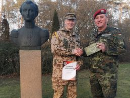 Auf dem Weg in den Einsatz konnte der Vorsitzende der TruKa Clausewitz-Kaserne, Stabsfeldwebel Dirk Wontka (r.), Oberstabsfeldwebel Thomas M. mit der Verdienstnadel in Bronze auszeichnen. Foto: Danny Kilian