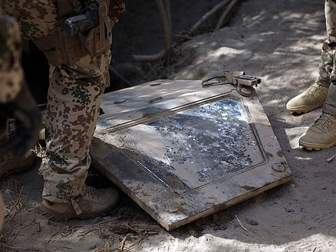 An einem Flusslauf nahe der Ortschaft Isa Khel im Unruhedistrikt Chahar Darreh wurden die „Dingo“-Türen geborgen. Foto: Tim Ruppelt/2. Infanteriekompanie Task Force Kunduz