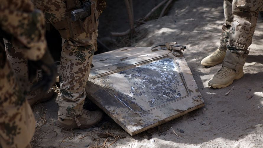 An einem Flusslauf nahe der Ortschaft Isa Khel im Unruhedistrikt Chahar Darreh wurden die „Dingo“-Türen geborgen. Foto: Tim Ruppelt/2. Infanteriekompanie Task Force Kunduz