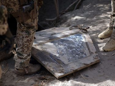 An einem Flusslauf nahe der Ortschaft Isa Khel im Unruhedistrikt Chahar Darreh wurden die „Dingo“-Türen geborgen. Foto: Tim Ruppelt/2. Infanteriekompanie Task Force Kunduz