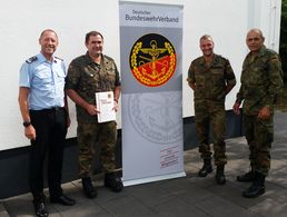 Oberst Stephan Saalow, Stv. Kommandeur ABCAbwKdoBw u. Standortälterster Bruchsal, der geehrte Hauptmann Karsten Kleine, Oberstabsfeldwebel Michael Mayer und Stabsfeldwebel Matthias Schneider (v.l.) Foto: DBwV