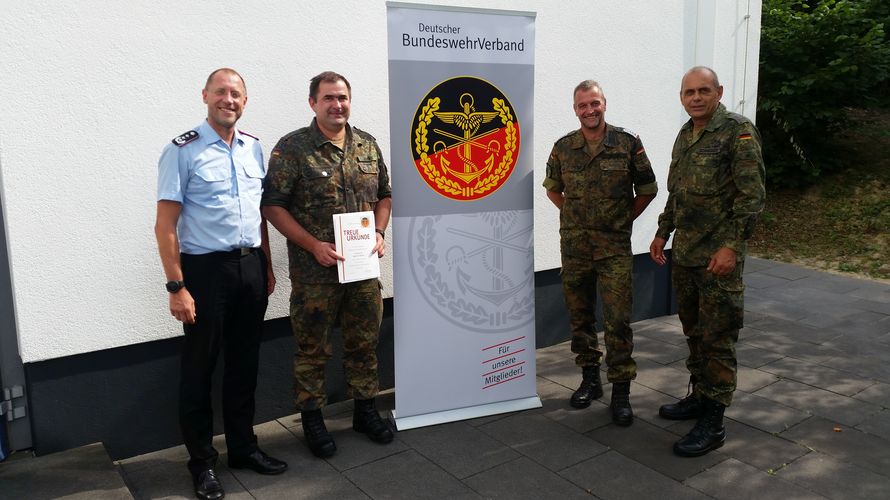 Oberst Stephan Saalow, Stv. Kommandeur ABCAbwKdoBw u. Standortälterster Bruchsal, der geehrte Hauptmann Karsten Kleine, Oberstabsfeldwebel Michael Mayer und Stabsfeldwebel Matthias Schneider (v.l.) Foto: DBwV