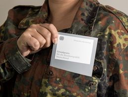 Verbunden: Mit dem Grundgesetz wurde der Weg für die Bundeswehr geebnet. Artikel 87a billigt dem Bund das Recht zur Aufstellung und zum Einsatz von Streitkräften zu. Foto: DBwV/Scheurer