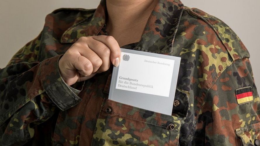 Verbunden: Mit dem Grundgesetz wurde der Weg für die Bundeswehr geebnet. Artikel 87a billigt dem Bund das Recht zur Aufstellung und zum Einsatz von Streitkräften zu. Foto: DBwV/Scheurer