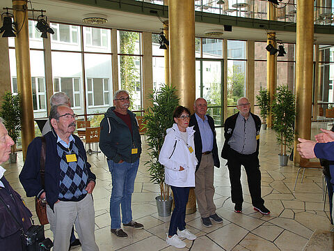 Die Ehemaligen aus Wetzlar besuchten den Hessischen Rundfunk und staunten über die „Goldhalle“ – dem ehemals geplanten Deutschen Bundestag. Foto: wh