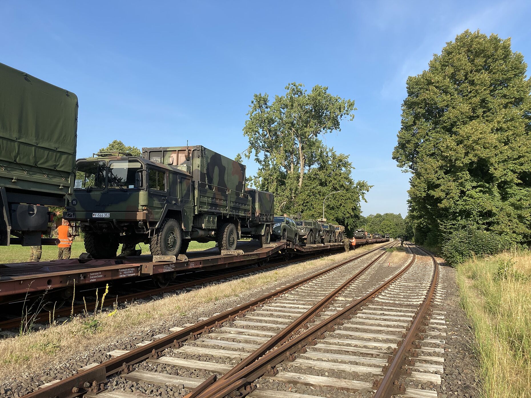 Zum Bahntransport verladene Fahrzeuge. Foto: DBwV