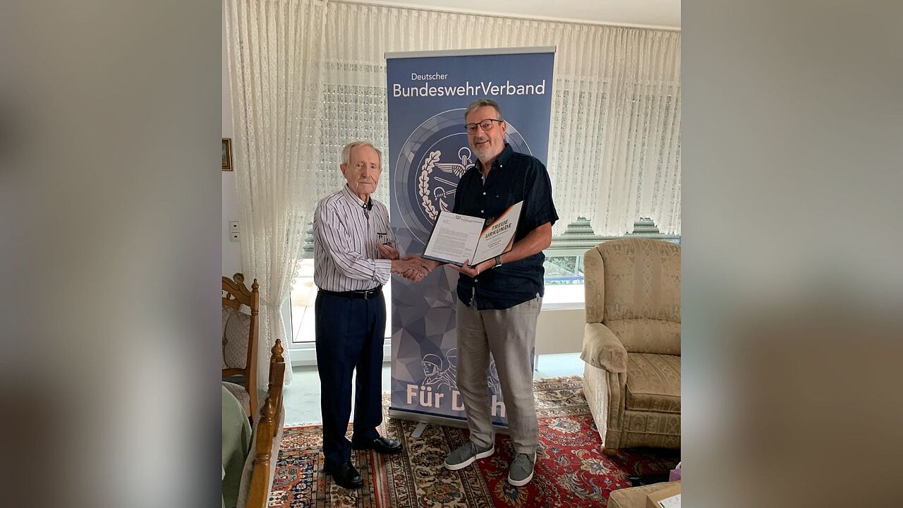 Ein seltenes Jubiläum beging Hauptmann a.D. Achim Staub (links), der im Gründungsjahr des DBwV am 1. August vor 70 Jahren Mitglied im DBwV wurde. Foto: Thomas Schareina