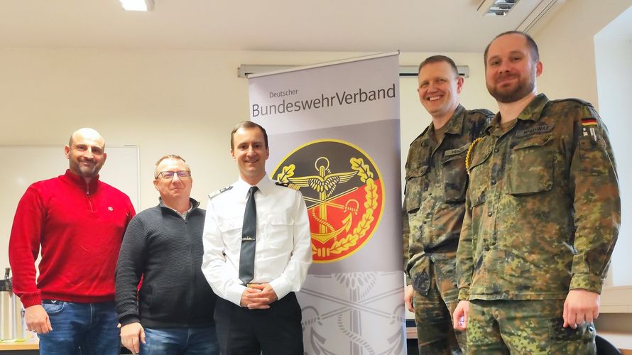 Der im Amt bestätigte Vorstand der Truppenkameradschaft von-Hardenberg-Kaserne. Foto: Björn Hellmund