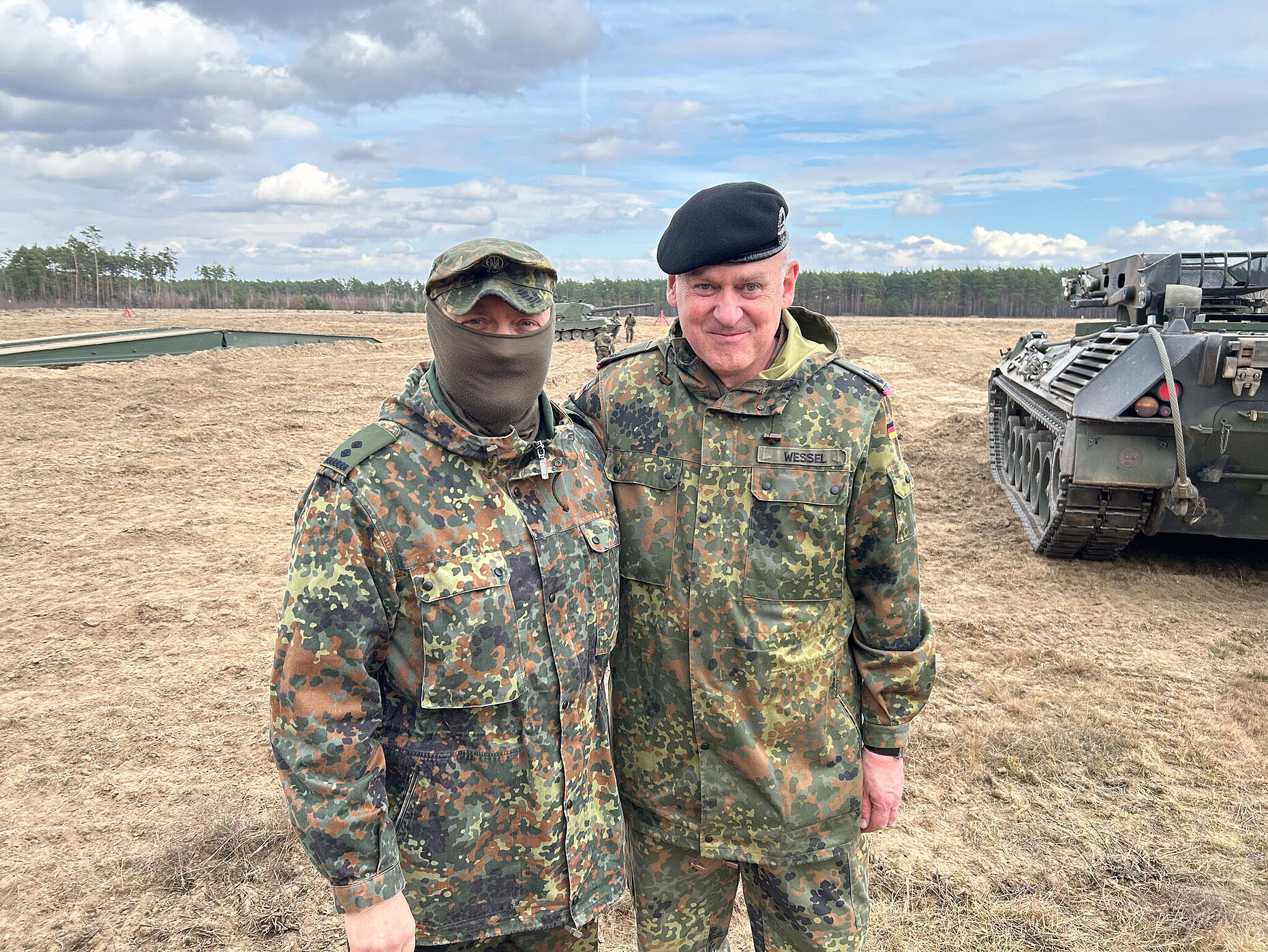 Waffenbrüder und Freunde: Oberstleutnant Stephan Wessel, Sprecher beim Multinational Special Training Command, und Oberstleutnant Yuri, der als Verbindungsoffizier zwischen der Bundeswehr und den ukrainischen Streitkräften dient. Foto: DBwV/Frank Jungbluth