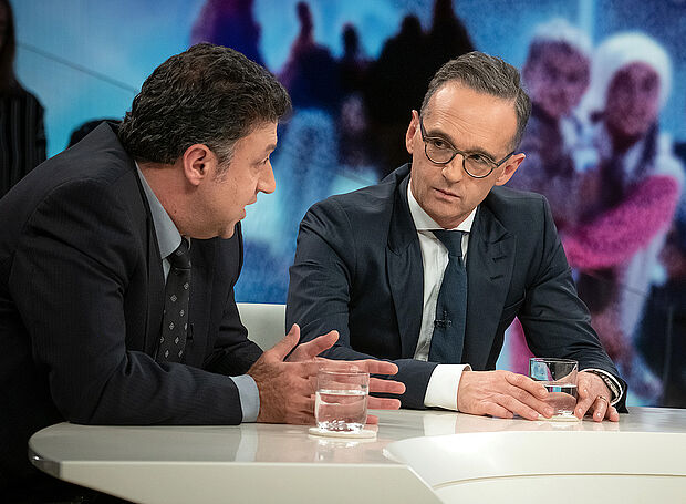Angeregte Debatte: Der deutsch-syrische Journalist Aktham Suliman (l.) und Außenminister Heiko Maas (SPD). Foto: ZDF/Claudius Pflug
