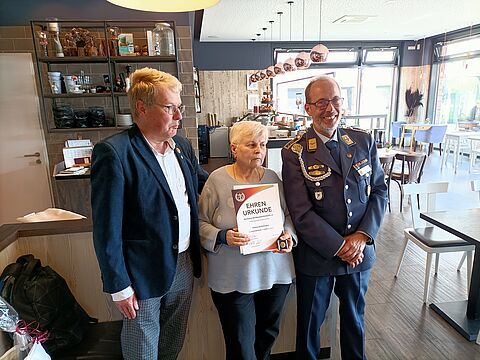 Die DBwV Verdienstnadel in Silber erhielt kürzlich Valeria Ehrlichmann, Leiterin der Frauengruppe bei den Ehemaligen in Köln-Porz-Wahn. Hier mit dem KERH Vorsitzenden Oberstabsfeldwebel a.D. Peter Donner und dem Landesvorsitzenden West Stabsfeldwebel Volker Keil. Foto: Wiegelmann