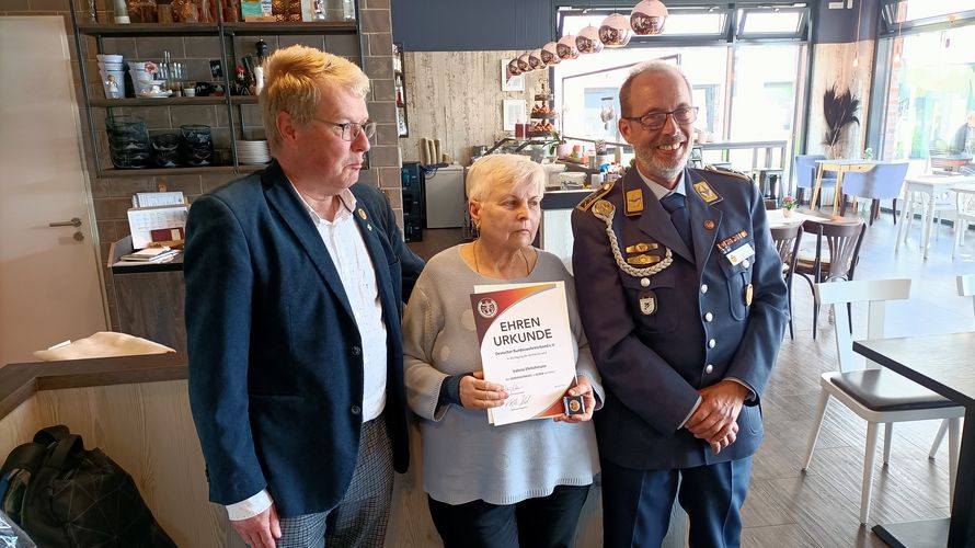 Die DBwV Verdienstnadel in Silber erhielt kürzlich Valeria Ehrlichmann, Leiterin der Frauengruppe bei den Ehemaligen in Köln-Porz-Wahn. Hier mit dem KERH Vorsitzenden Oberstabsfeldwebel a.D. Peter Donner und dem Landesvorsitzenden West Stabsfeldwebel Volker Keil. Foto: Wiegelmann