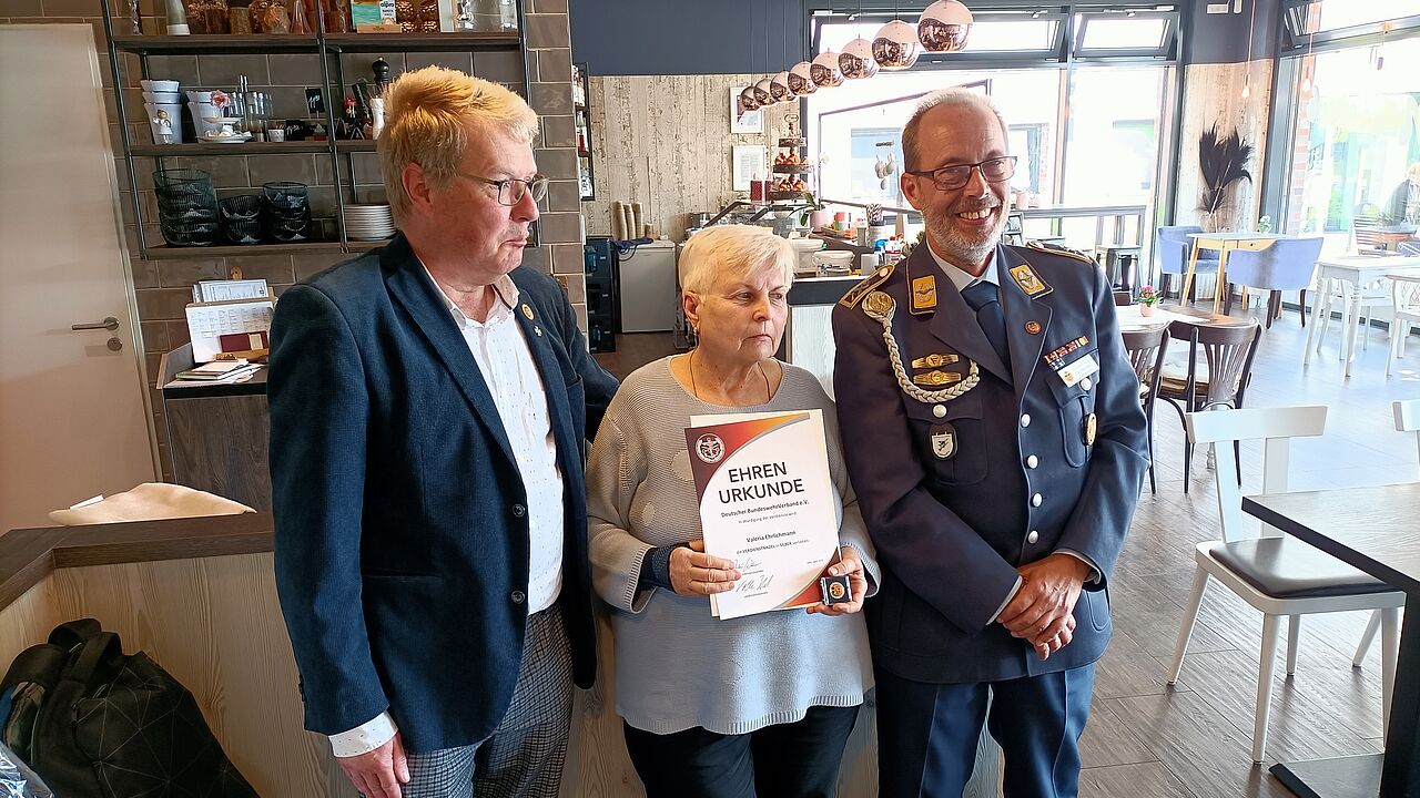Die DBwV Verdienstnadel in Silber erhielt kürzlich Valeria Ehrlichmann, Leiterin der Frauengruppe bei den Ehemaligen in Köln-Porz-Wahn. Hier mit dem KERH Vorsitzenden Oberstabsfeldwebel a.D. Peter Donner und dem Landesvorsitzenden West Stabsfeldwebel Volker Keil. Foto: Wiegelmann