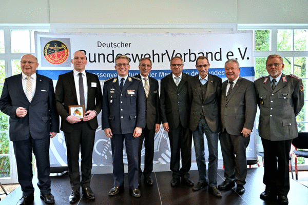 Gastgeber, Gäste und Redner des Jahresempfangs: OB Udo Glatthaar, Marcus Otto von Würth Industrie, Hauptmann Andreas Steinmetz, Landesvorsitzender Gerhard Stärk, Innenminister a.D. Reinhold Gall (MdL), Willi Halder (MdL), Arnulf Freiherr von Eyb (MdL), Oberst Christian Walkling. Foto: DBwV/Ingo Kaminsky