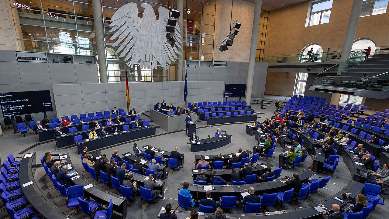 Im Bundestag stand eine Debatte zum Veteranentag auf der Tagesordnung. Foto: DBwV/Yann Bombeke