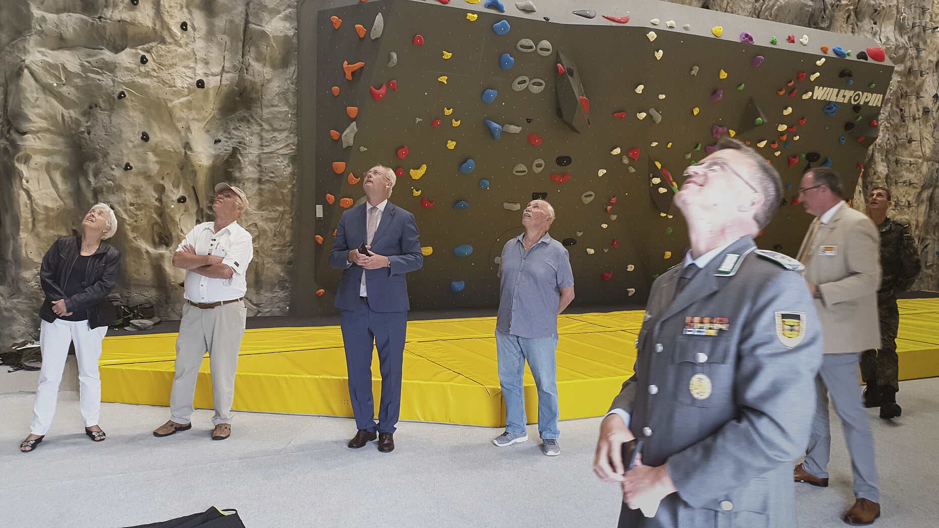 Beeindruckt zeigte sich Oberstleutnant André Wüstner von den verbesserten Ausbildungsmöglichkeiten für Kletter- und Bergausbildung in der neuen Kletterhalle. Foto: Presseoffizier GebAufklBtl 230