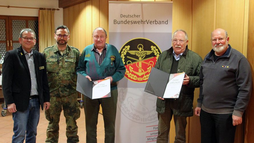 Bezirksvorsitzender Harald Lott (v.l.), StoKa-Vorsitzender Hauptfeldwebel Toni Engelhardt, die ausgezeichneten Kameraden Josef Wagner und Werner Schnell, Vorsitzender Werner Pietsch. Foto: KERH Laupheim