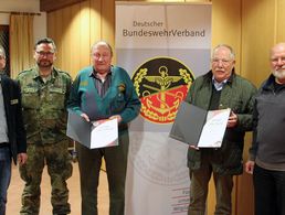 Bezirksvorsitzender Harald Lott (v.l.), StoKa-Vorsitzender Hauptfeldwebel Toni Engelhardt, die ausgezeichneten Kameraden Josef Wagner und Werner Schnell, Vorsitzender Werner Pietsch. Foto: KERH Laupheim