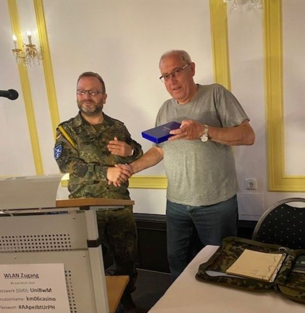 StoKa-Vorsitzender Hauptfeldwebel Mirko Lange dankt Stabsfeldwebel a.D. Georg Rötzer für zwei Jahrzehnte ehrenamtlichen Einsatz als Kassenverwalter. Foto: Hubert Velten