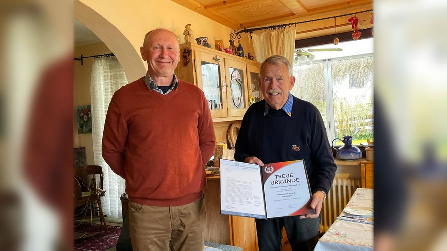 In seinem Zuhause erhielt Oberstleutnant a.D. Horst Höfer von seinem KERH-Vorsitzenden Stabsfeldwebel a.D. Ludwig Birngruber die Auszeichnung für 60 Jahre Mitgliedschaft im DBwV. Foto: Birngruber