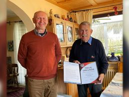 In seinem Zuhause erhielt Oberstleutnant a.D. Horst Höfer von seinem KERH-Vorsitzenden Stabsfeldwebel a.D. Ludwig Birngruber die Auszeichnung für 60 Jahre Mitgliedschaft im DBwV. Foto: Birngruber