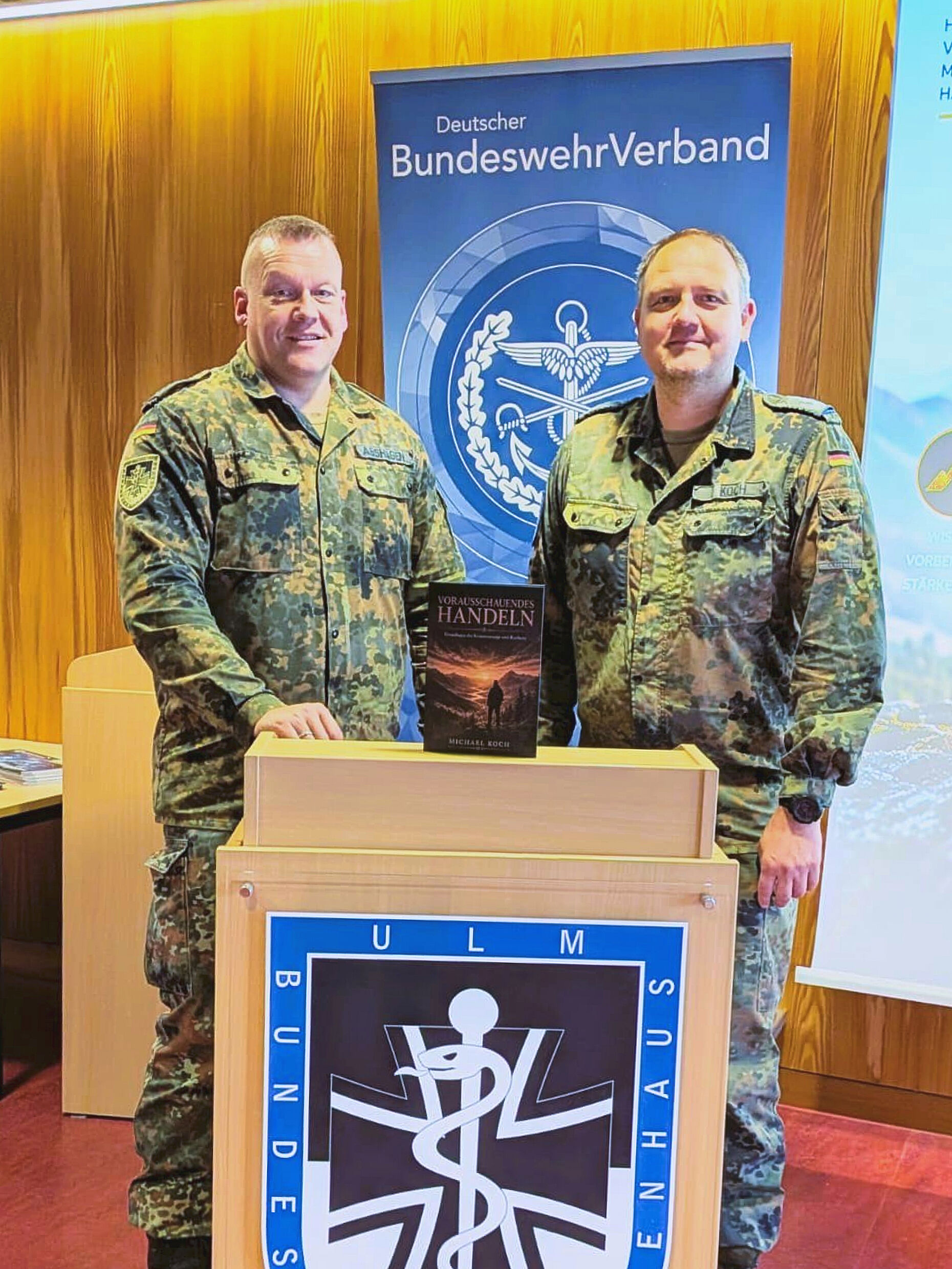Weitsicht statt Angst, Resilienz statt Abhängigkeit: Oberstabsfeldwebel Olaf Abshagen dankt Oberstleutnant Michael Koch für die Vorstellung seines Buches „Vorausschauendes Handeln“. Foto: Olaf Abshagen