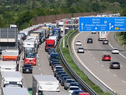 Das "Team Autobahn" der Autobahn GmbH des Bundes soll stark anwachsen - dafür werden auch ausscheidende Soldatinnen und Soldaten gesucht. Foto: picture alliance/dpa/dpa-Zentralbild | Robert Michael