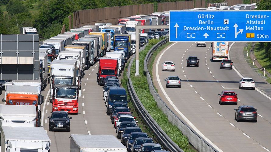 Das "Team Autobahn" der Autobahn GmbH des Bundes soll stark anwachsen - dafür werden auch ausscheidende Soldatinnen und Soldaten gesucht. Foto: picture alliance/dpa/dpa-Zentralbild | Robert Michael