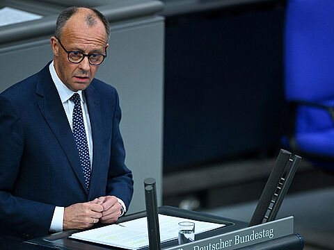 Bundeskanzler Friedrich Merz setzte bei seiner ersten Regierungserklärung im Bundestag den Schwerpunkt auf die Sicherheits- und Verteidigungspolitik. picture alliance/REUTERS/Annegret Hilse