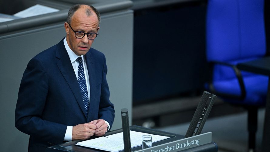 Bundeskanzler Friedrich Merz setzte bei seiner ersten Regierungserklärung im Bundestag den Schwerpunkt auf die Sicherheits- und Verteidigungspolitik. picture alliance/REUTERS/Annegret Hilse