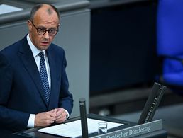 Bundeskanzler Friedrich Merz setzte bei seiner ersten Regierungserklärung im Bundestag den Schwerpunkt auf die Sicherheits- und Verteidigungspolitik. picture alliance/REUTERS/Annegret Hilse