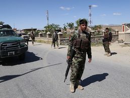 Afghanische Soldaten sichern einen Anschlgsort in der Stadt Ghazni. Seit Wochen erschüttern zahlreiche Attentate und Angriffe das Land. Foto: Picture Alliance/Photoshot