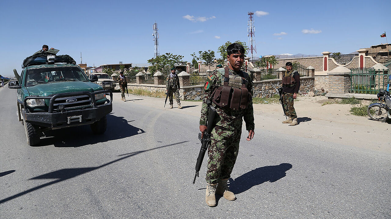 Afghanische Soldaten sichern einen Anschlgsort in der Stadt Ghazni. Seit Wochen erschüttern zahlreiche Attentate und Angriffe das Land. Foto: Picture Alliance/Photoshot