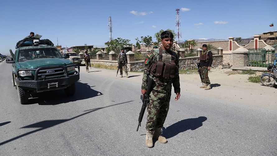Afghanische Soldaten sichern einen Anschlgsort in der Stadt Ghazni. Seit Wochen erschüttern zahlreiche Attentate und Angriffe das Land. Foto: Picture Alliance/Photoshot