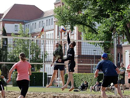 Spannende Spiele konnten beim Beachvolleyballturnier des Landeskommando Mecklenburg-Vorpommern verfolgt werden. Foto: Pressestelle LKdo M-V