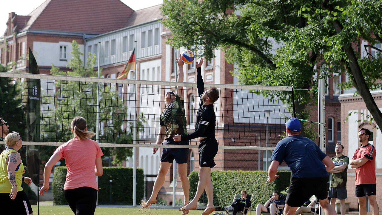 Spannende Spiele konnten beim Beachvolleyballturnier des Landeskommando Mecklenburg-Vorpommern verfolgt werden. Foto: Pressestelle LKdo M-V