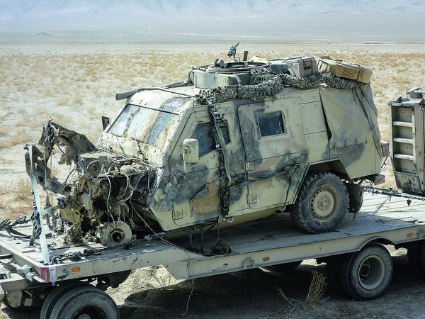 Mit einem Schwerlasttransporter wurde das durch eine Sprengfalle zerstörte Aufklärungsfahrzeug abtransportiert. Foto: Bundeswehr/Marcel Bohnert