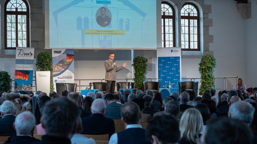 Der Bundesvorsitzende Oberst André Wüstner führte bei den Königsbronner Gesprächen 2025 in das zweite Panel ein. Thema: „Lastenverschiebung statt Lastenteilung – eine neue Sicherheitsarchitektur für Europa?“ Foto: Whitney Bründler
