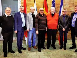 Von links: Stellvertreter Ekkehard Wiehn, Bürgermeister Jürgen Götz, Altbürgermeister Rainer Kinzkofer, Geehrter Oskar Kirchheimer, KERH-Vorsitzender Siegbert Schneider, Präsident TradVbd 12. PzDiv - Wolfgang Hagedorn, Bernhard Hauber. Foto: Siegbert Schneider