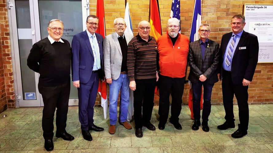 Von links: Stellvertreter Ekkehard Wiehn, Bürgermeister Jürgen Götz, Altbürgermeister Rainer Kinzkofer, Geehrter Oskar Kirchheimer, KERH-Vorsitzender Siegbert Schneider, Präsident TradVbd 12. PzDiv - Wolfgang Hagedorn, Bernhard Hauber. Foto: Siegbert Schneider