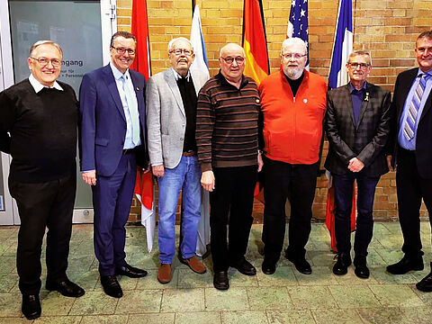 Von links: Stellvertreter Ekkehard Wiehn, Bürgermeister Jürgen Götz, Altbürgermeister Rainer Kinzkofer, Geehrter Oskar Kirchheimer, KERH-Vorsitzender Siegbert Schneider, Präsident TradVbd 12. PzDiv - Wolfgang Hagedorn, Bernhard Hauber. Foto: Siegbert Schneider