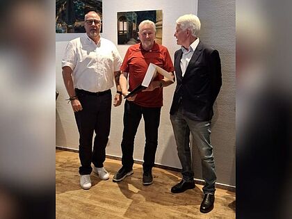 Hannes Dreier (von links), der geehrte Bodo Beckmann und Uwe Fenger. Foto: DBwV