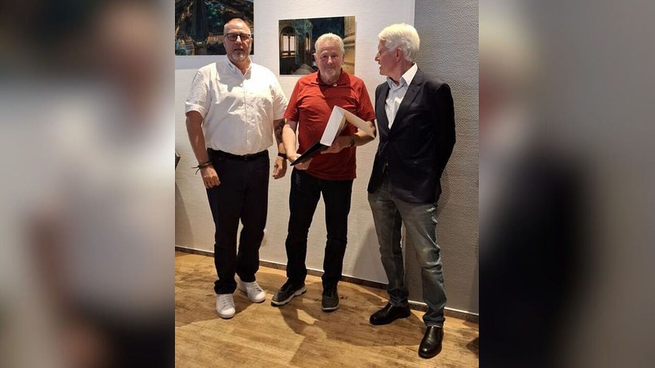 Hannes Dreier (von links), der geehrte Bodo Beckmann und Uwe Fenger. Foto: DBwV