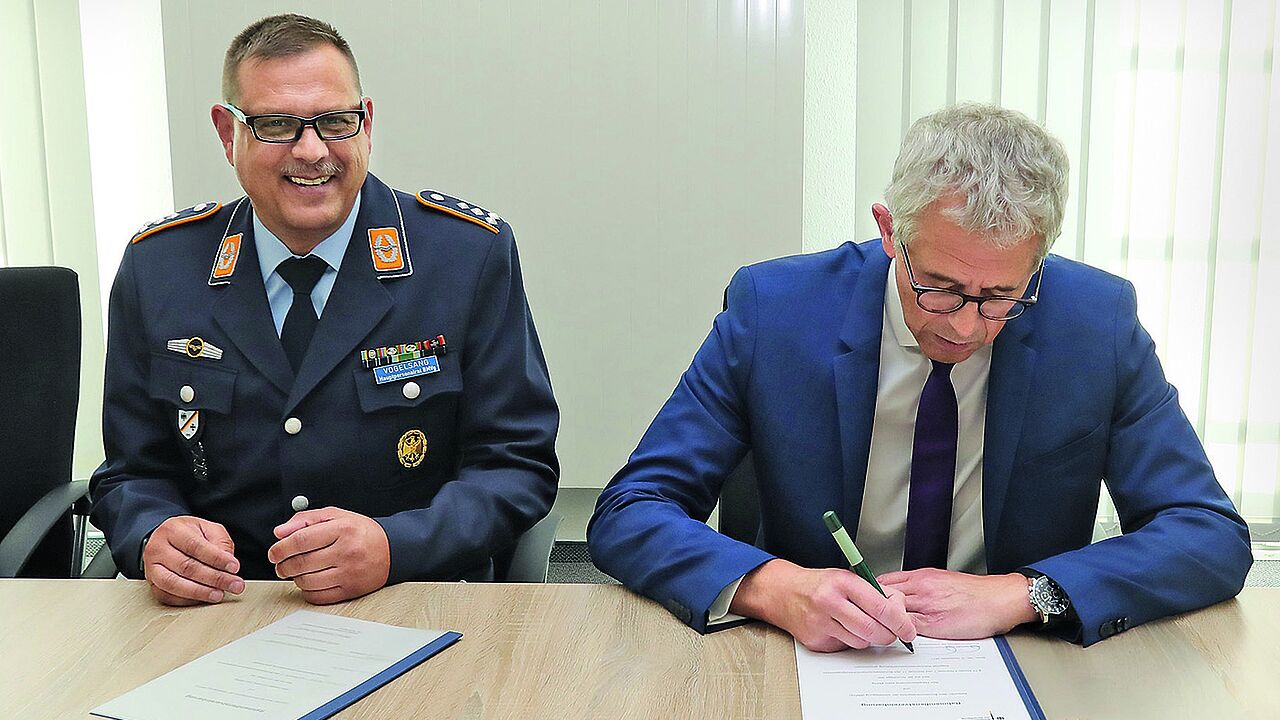 In der ablaufenden Amtszeit konnte Stabshauptmann Martin Vogelsang (l.), hier mit Staatssekretär Gerd Hoofe, der zivilen und militärischen Leitung des Verteidigungsministeriums einige wichtige Vereinbarungen unterschriftsreif vorlegen. Foto: HPR/Hahn