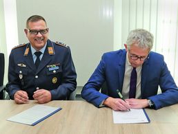 In der ablaufenden Amtszeit konnte Stabshauptmann Martin Vogelsang (l.), hier mit Staatssekretär Gerd Hoofe, der zivilen und militärischen Leitung des Verteidigungsministeriums einige wichtige Vereinbarungen unterschriftsreif vorlegen. Foto: HPR/Hahn