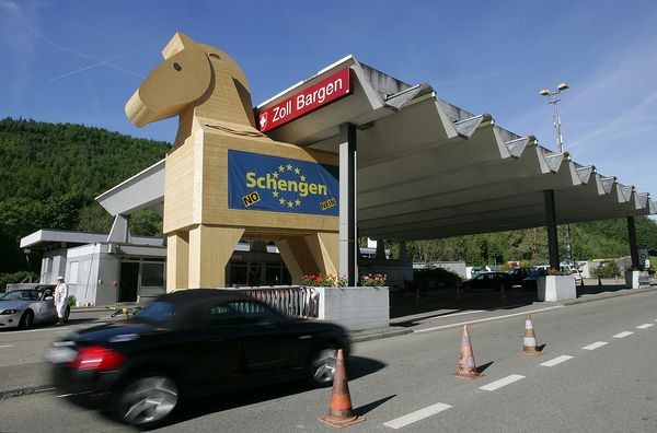 Trojanisches Pferd mit EU-Emblem: Am Grenzübergang in Bargen wird Stimmung gegen den Beitritt zum Schengen-Abkommen gemacht. Dennoch stimmten die Schweizer am 5. Juni 2005 dafür. Foto: picture alliance